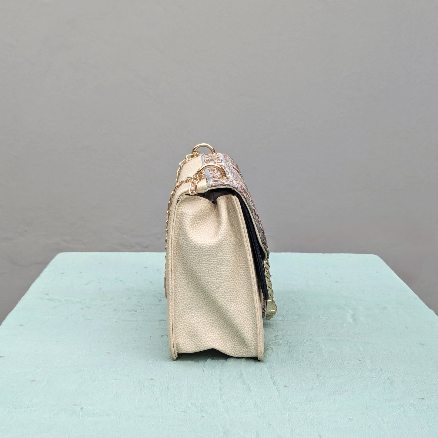 CARIÑOEvening Purse - White and MaroonCARIÑO