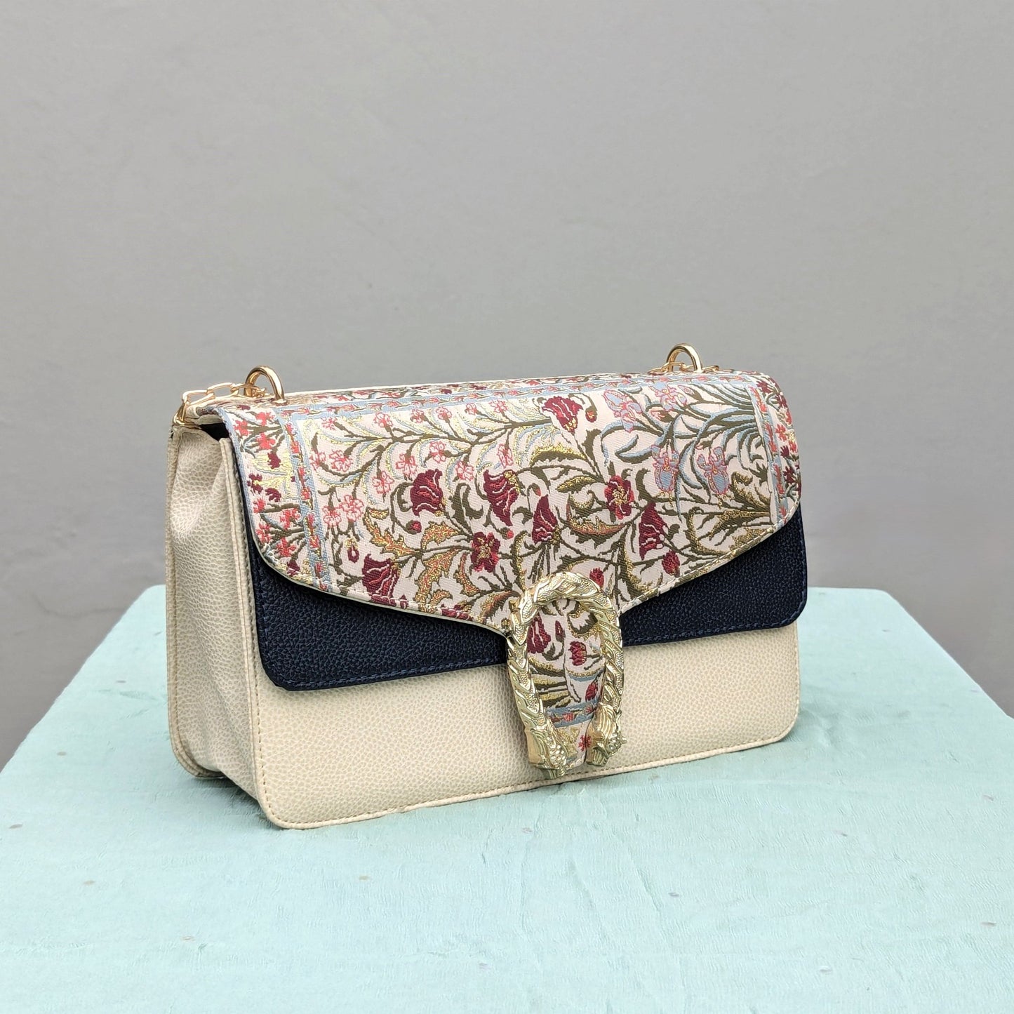 CARIÑOEvening Purse - White and MaroonCARIÑO