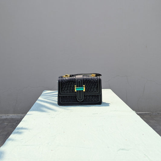 Small Woven-texture Cross-body bag [Black]