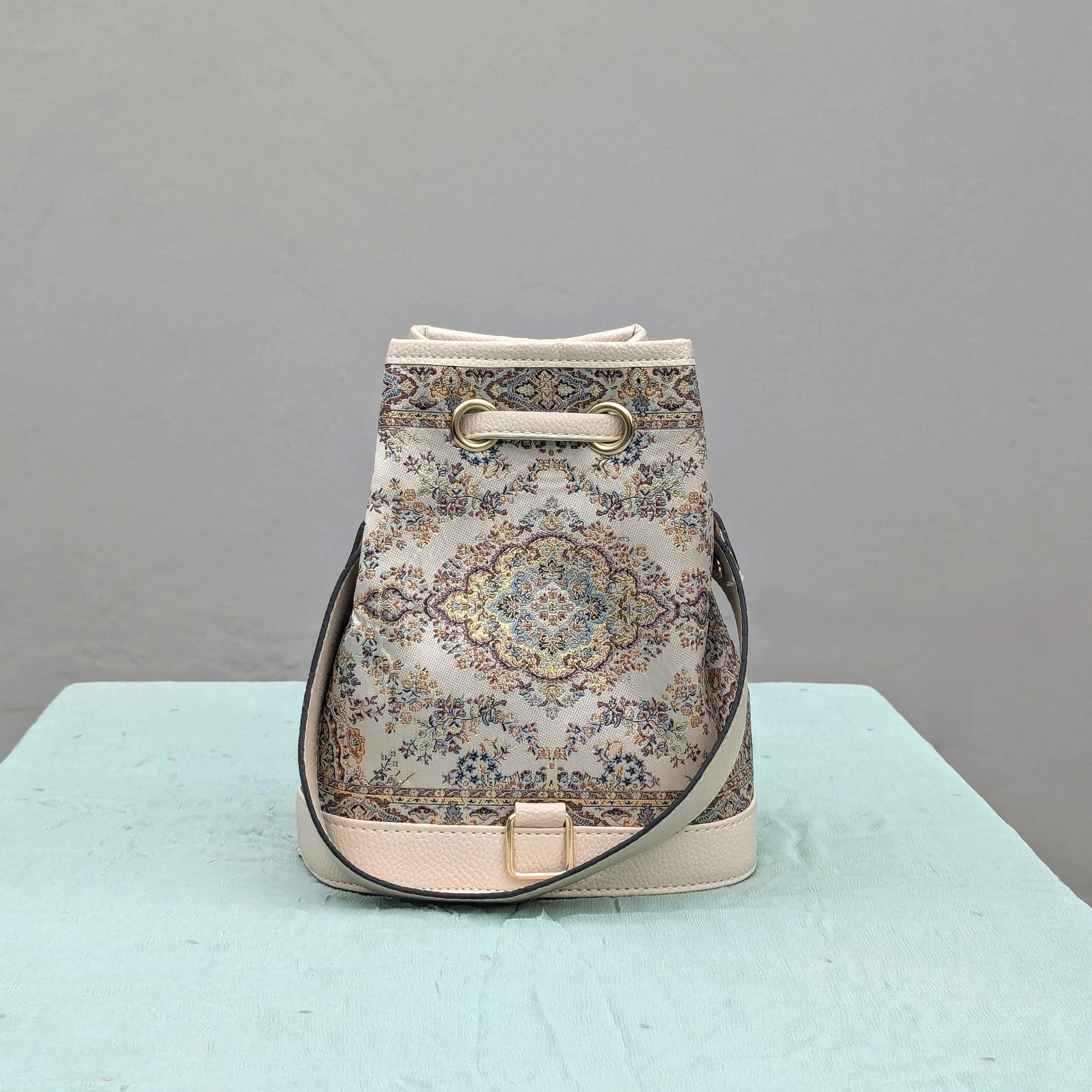 CARIÑO​Bucket Bag - White and GoldCARIÑO​