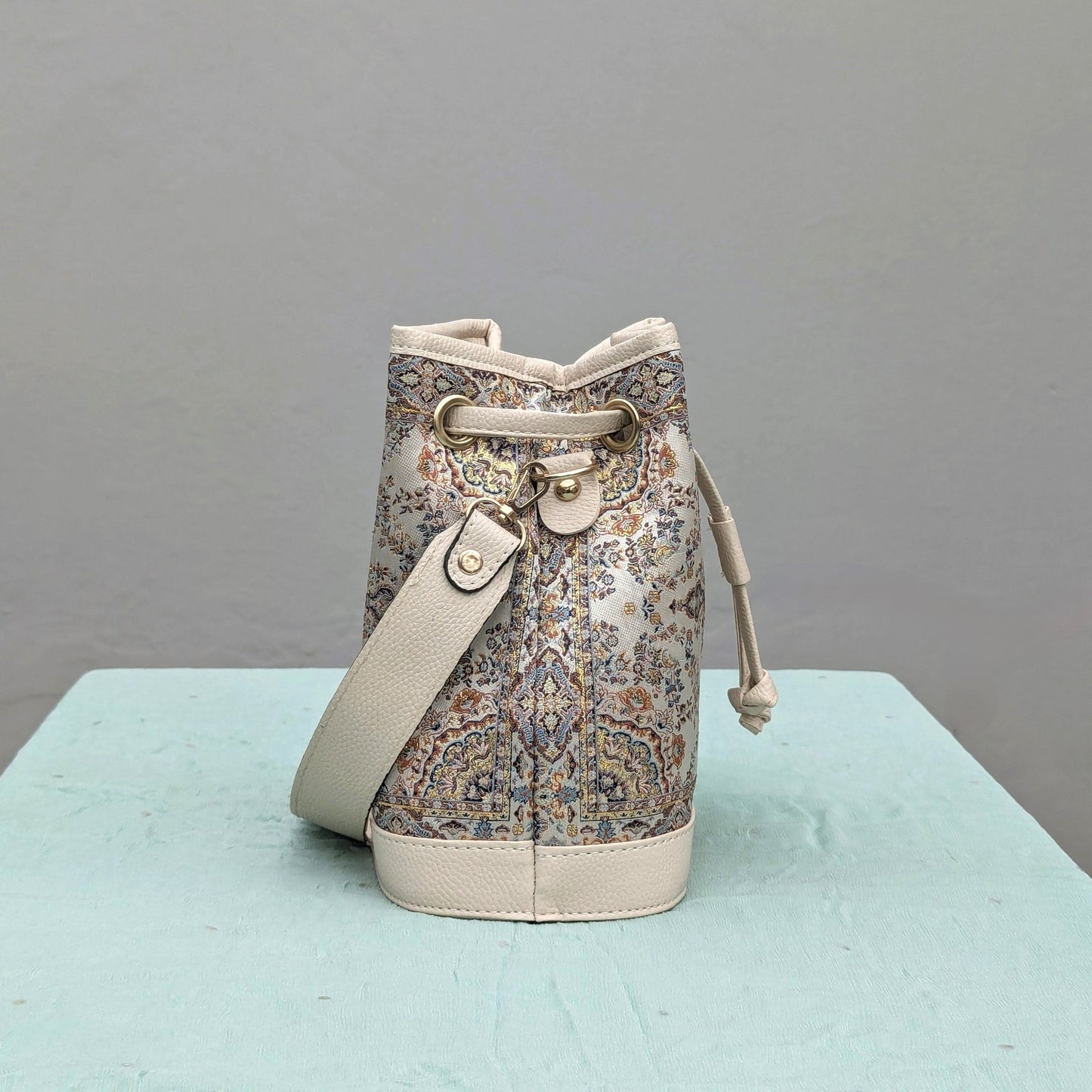 CARIÑO​Bucket Bag - White and GoldCARIÑO​