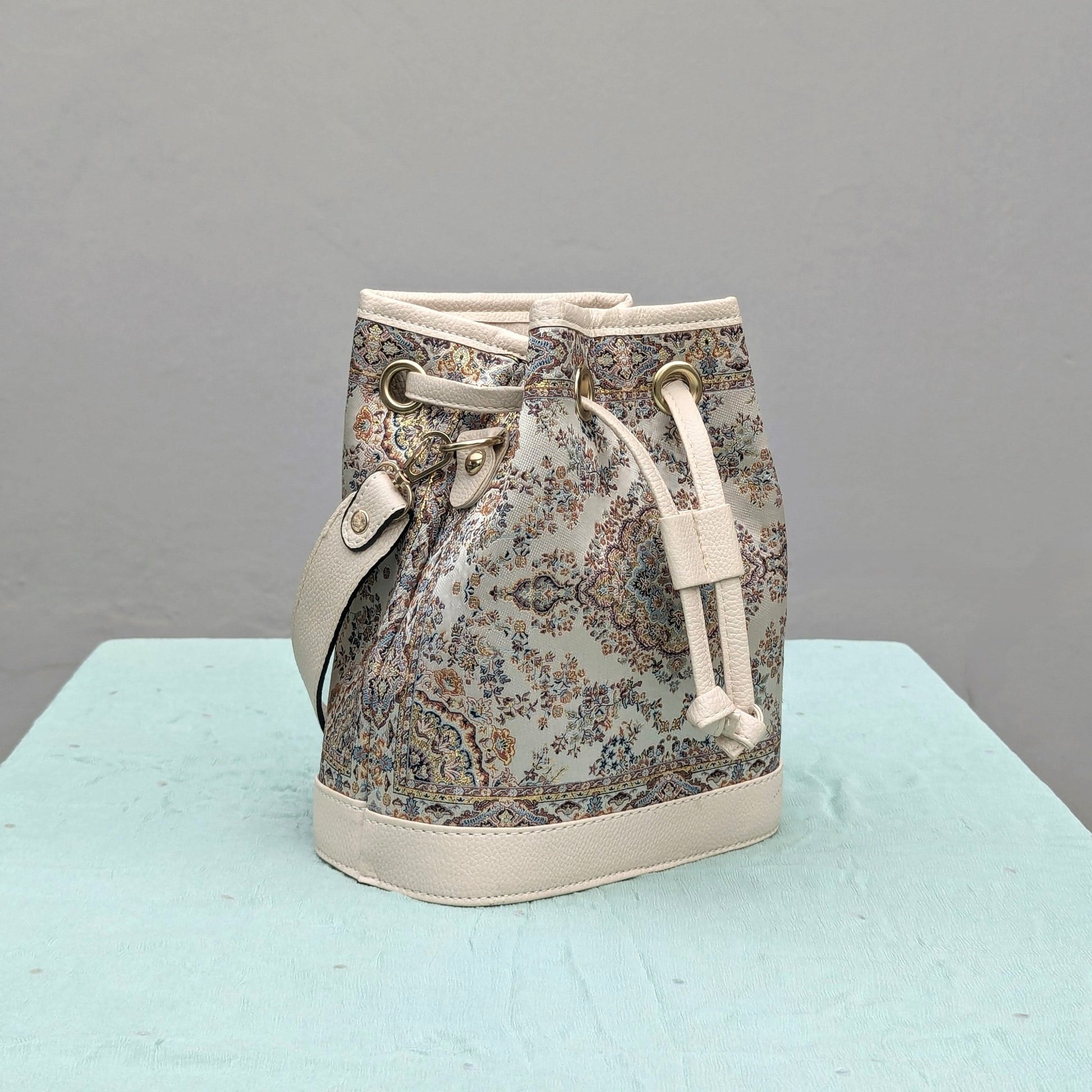CARIÑO​Bucket Bag - White and GoldCARIÑO​