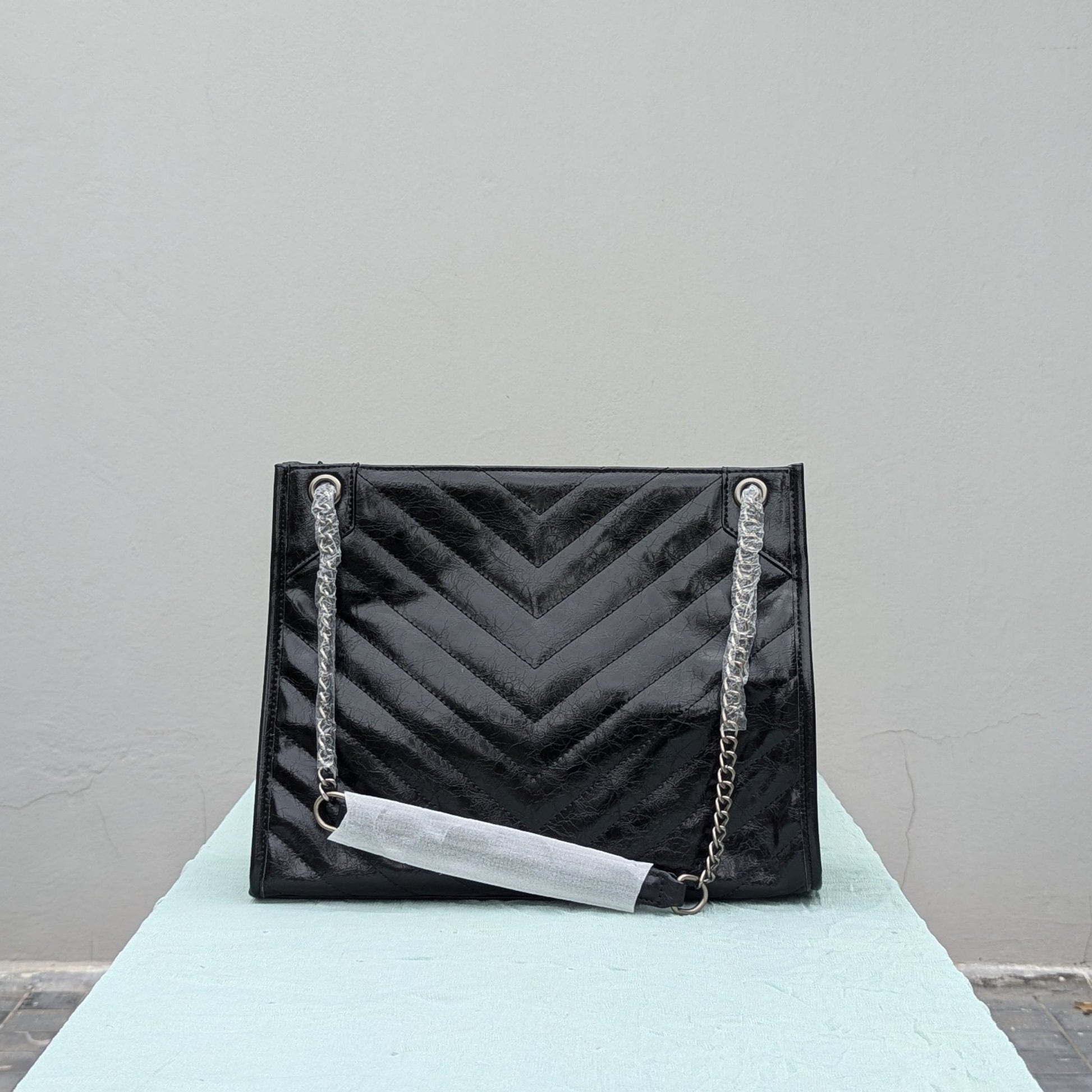 CARIÑO​S𝓐INT L𝓐URENT 𝓝IKI SHOPPING BAG - BlackCARIÑO