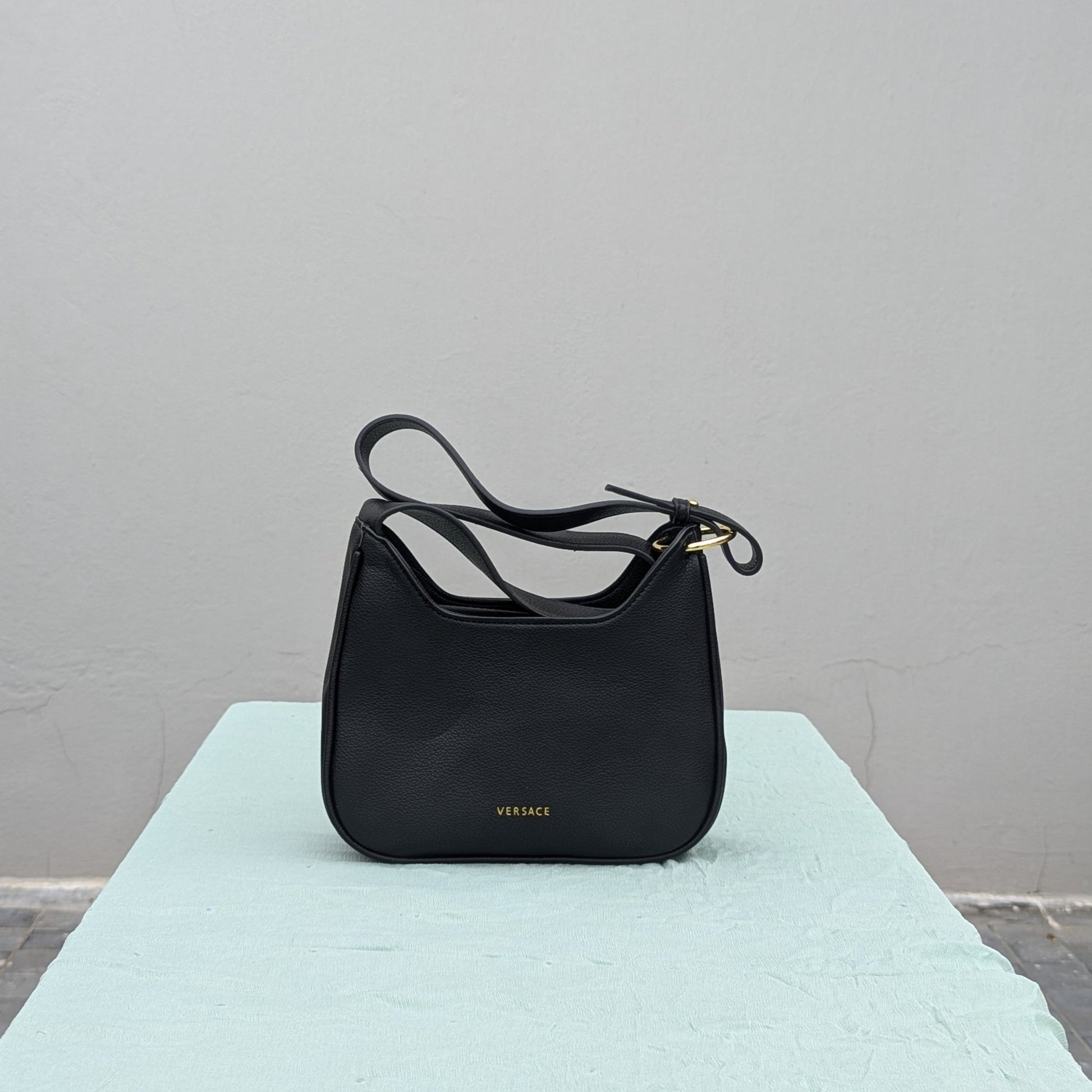 CARIÑO​VERSA©E GRE©A G𖦹DDESS HOBO BAG - BlackCARIÑO