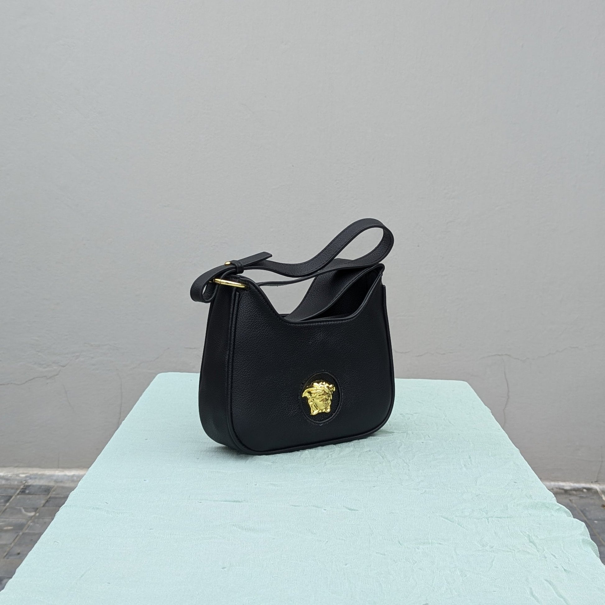 CARIÑO​VERSA©E GRE©A G𖦹DDESS HOBO BAG - BlackCARIÑO