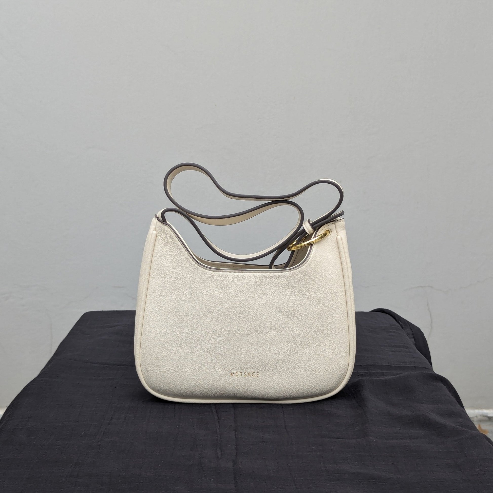 CARIÑO​VERSA©E GRE©A G𖦹DDESS HOBO BAG - IvoryCARIÑO