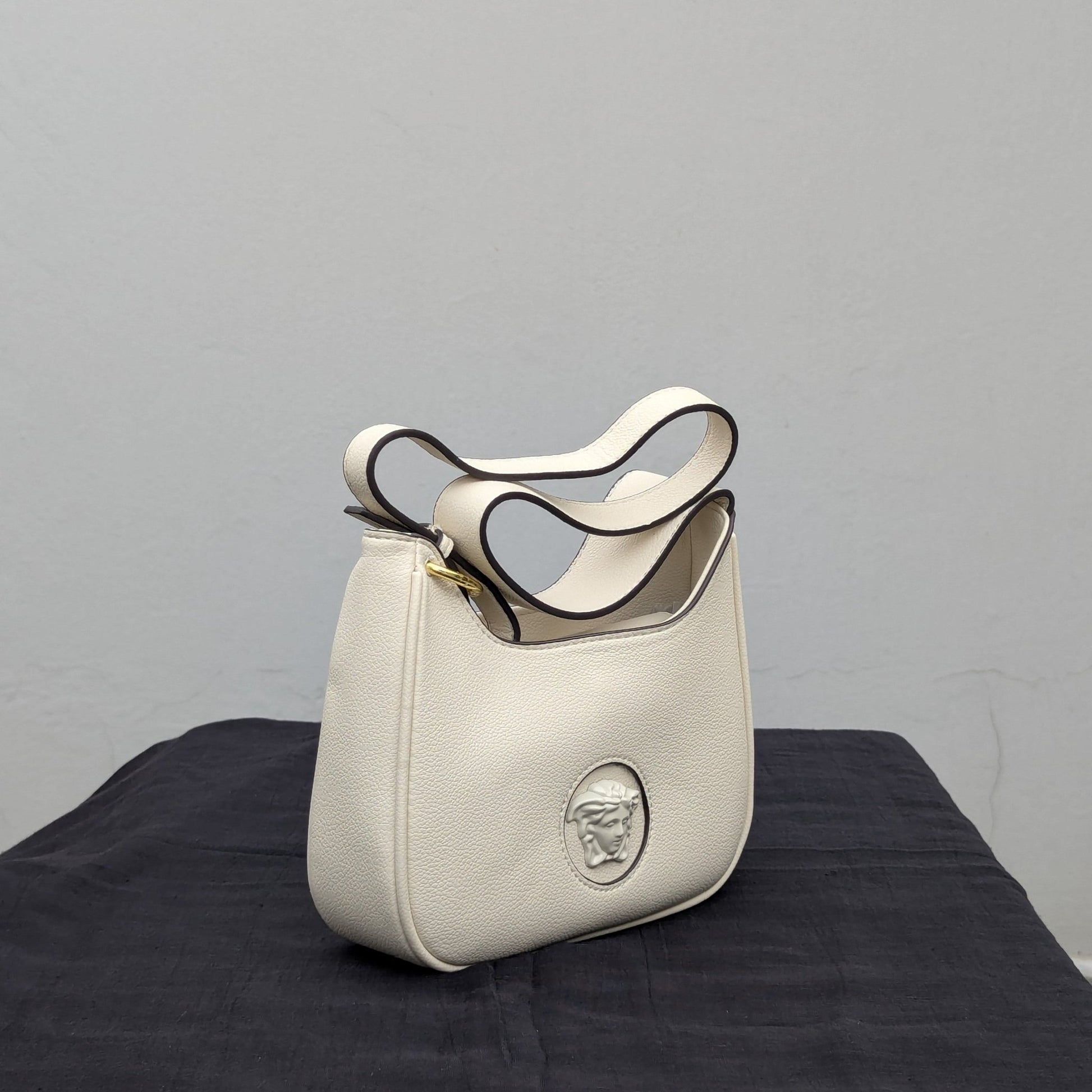 CARIÑO​VERSA©E GRE©A G𖦹DDESS HOBO BAG - IvoryCARIÑO